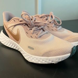 Nike Revolution size 7